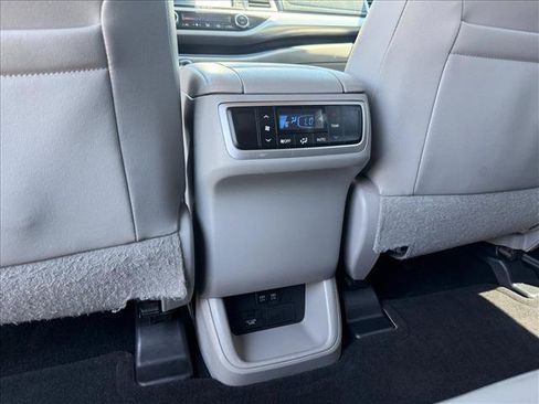 Used 2019 Toyota Highlander XLE FWD image 25