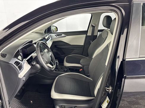 Used 2025 Volkswagen Taos SE image 11