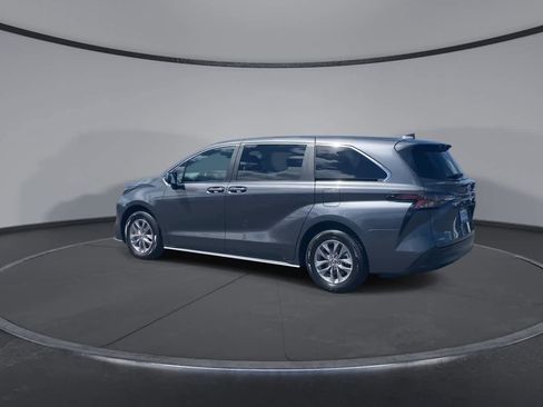 Used 2025 Toyota Sienna LE FWD image 7