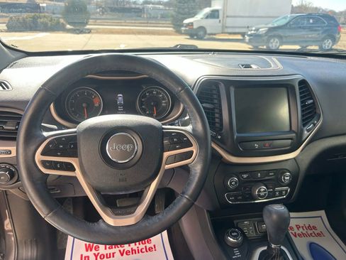 Used 2018 Jeep Cherokee Limited image 12