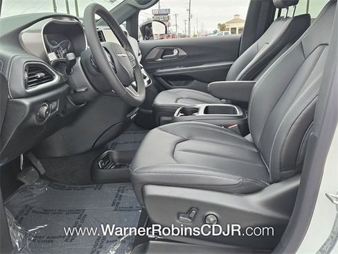 New 2026 Chrysler Pacifica Select image 5