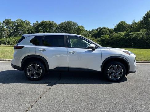 Certified 2025 Nissan Rogue SV FWD image 10