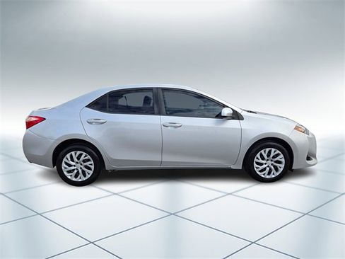 Used 2017 Toyota Corolla LE image 3