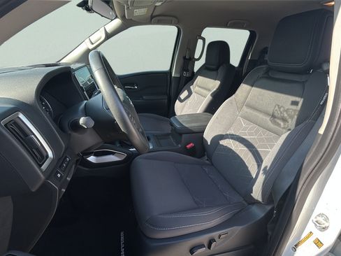 Used 2025 Nissan Frontier SV w/ SV Convenience Package RWD image 13