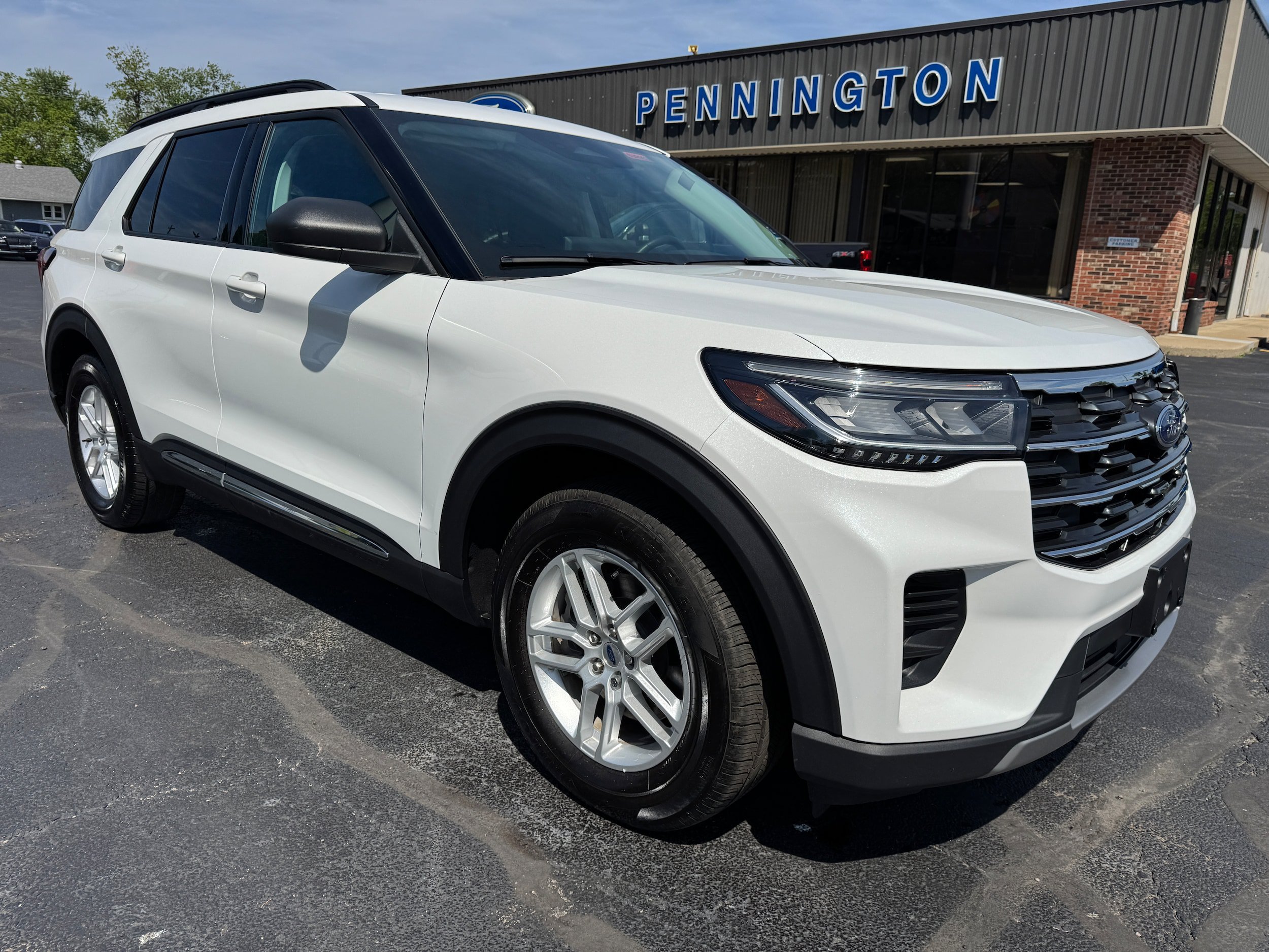 Used 2025 Ford Explorer Active RWD image 9