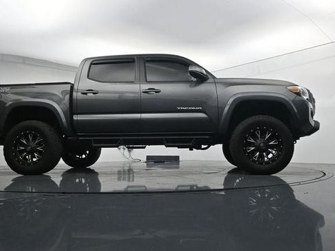 Used 2017 Toyota Tacoma TRD Sport AWD/4WD image 35