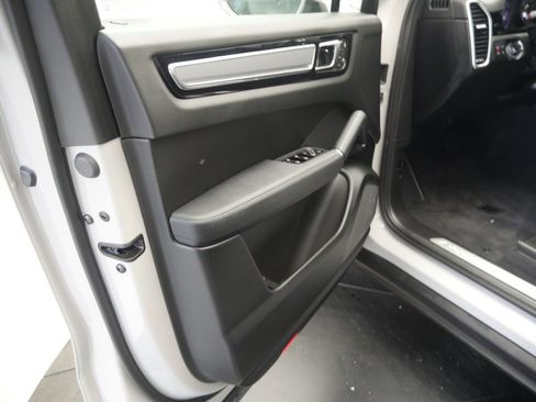 Certified 2023 Porsche Cayenne Platinum Edition AWD/4WD image 4