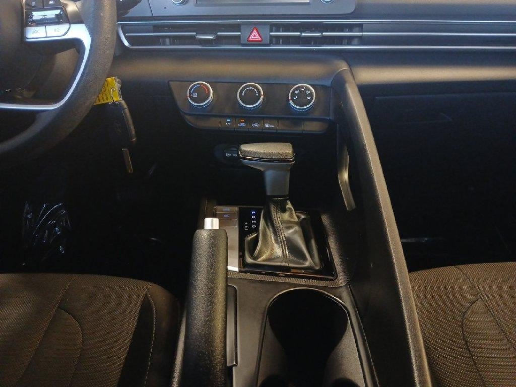 Used 2024 Hyundai Elantra SE FWD image 11