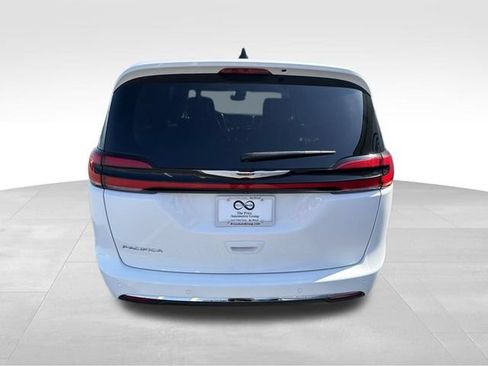 Used 2024 Chrysler Pacifica Touring-L FWD image 7