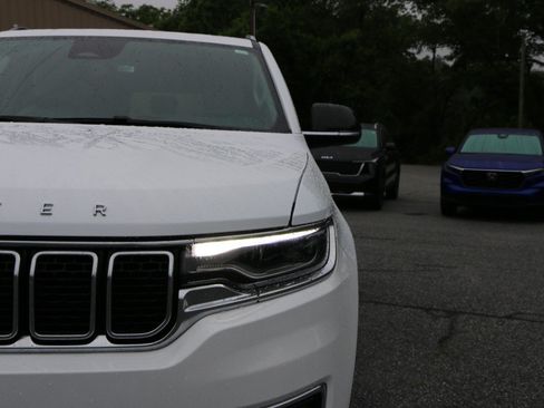 Used 2023 Jeep Wagoneer 2WD image 12