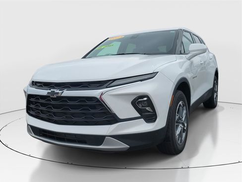 Used 2023 Chevrolet Blazer LT image 2