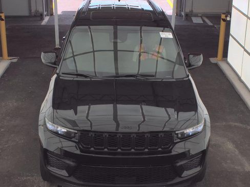 Used 2024 Jeep Grand Cherokee Altitude AWD/4WD image 3