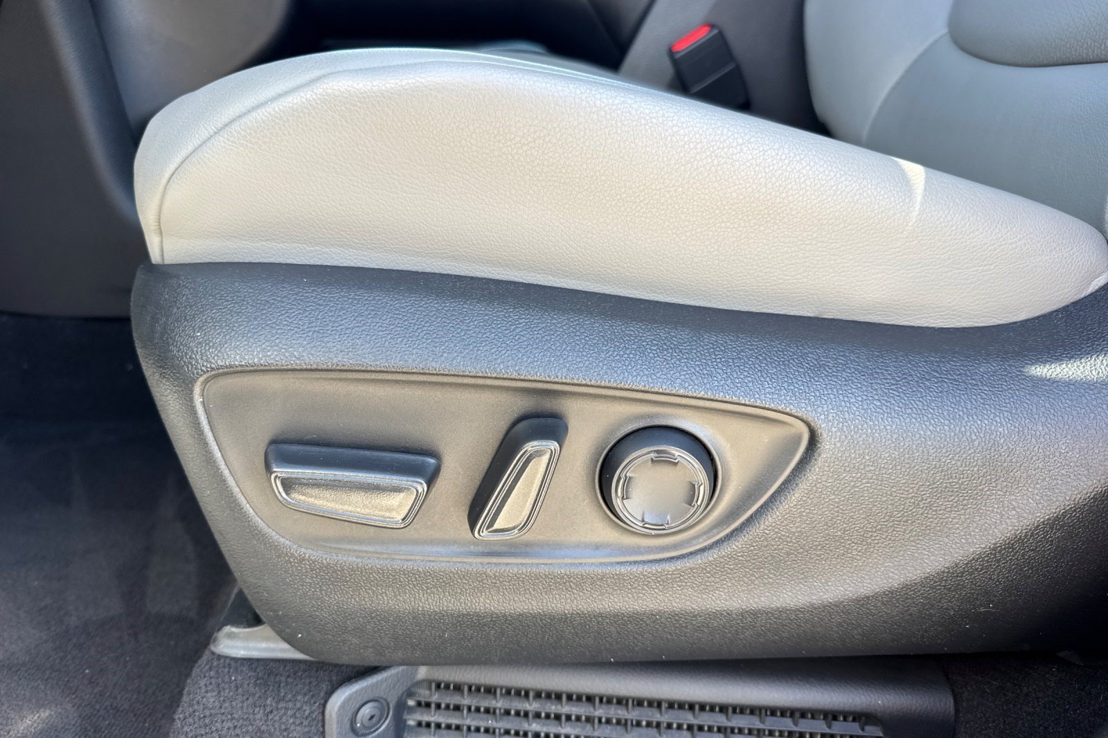 Used 2025 Toyota Sienna XLE FWD image 15