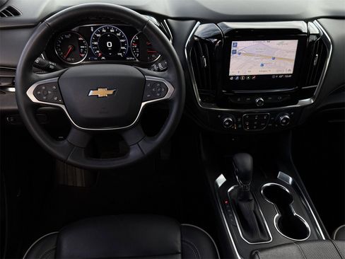 Used 2023 Chevrolet Traverse Premier image 12