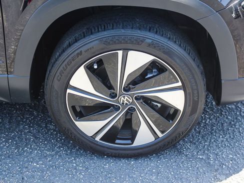 Used 2023 Volkswagen Taos SE w/ Panoramic Sunroof Package AWD/4WD image 12