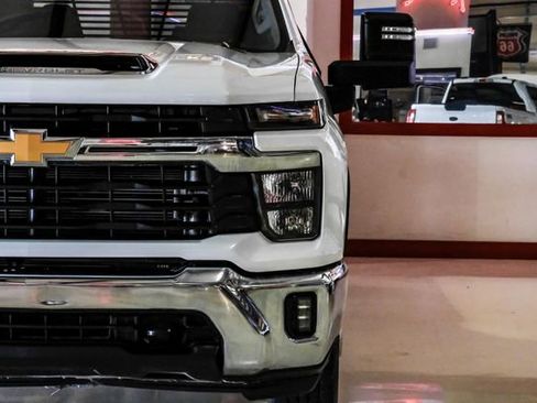 Used 2024 Chevrolet Silverado 2500 LT w/ Convenience Package image 43