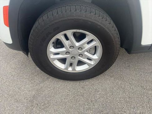 Certified 2025 Jeep Grand Cherokee Laredo image 32