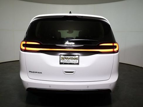 Used 2024 Chrysler Pacifica Touring-L FWD image 10