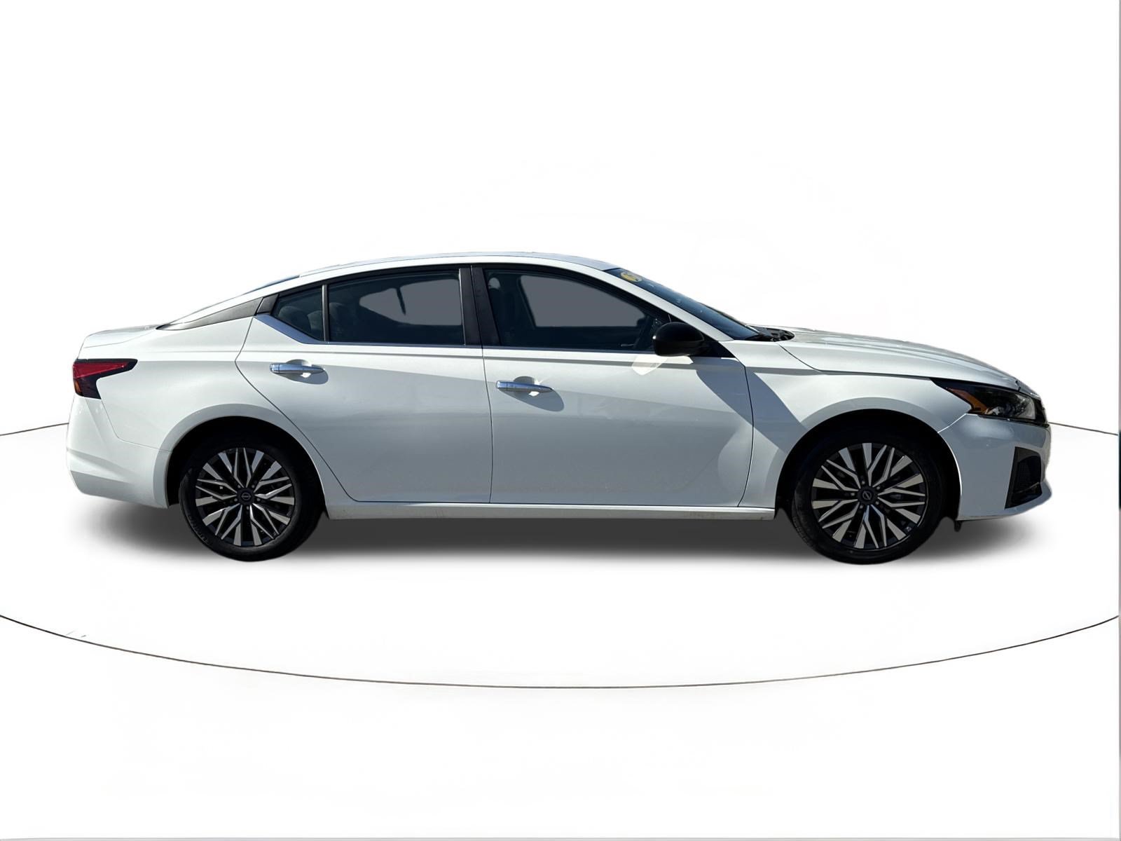 Used 2025 Nissan Altima 2.5 SV FWD image 2