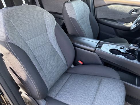 Used 2023 Nissan Rogue SV image 10