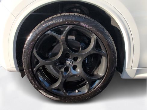 Used 2023 Alfa Romeo Stelvio Estrema image 8