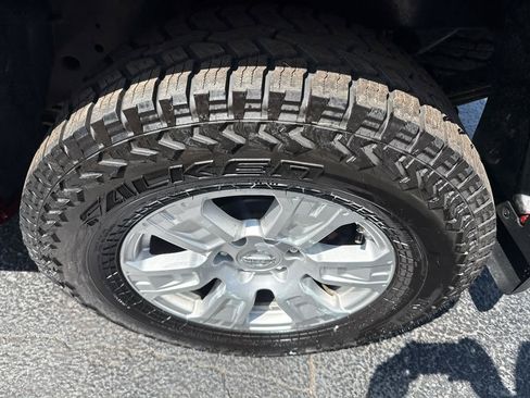 Used 2017 Nissan Titan SV AWD/4WD image 12