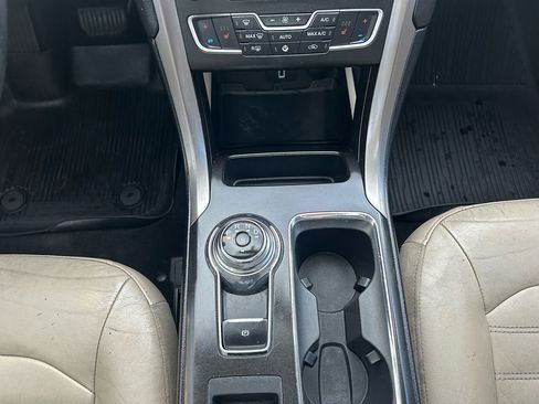 Used 2017 Ford Fusion SE w/ Fusion SE Technology Package image 17