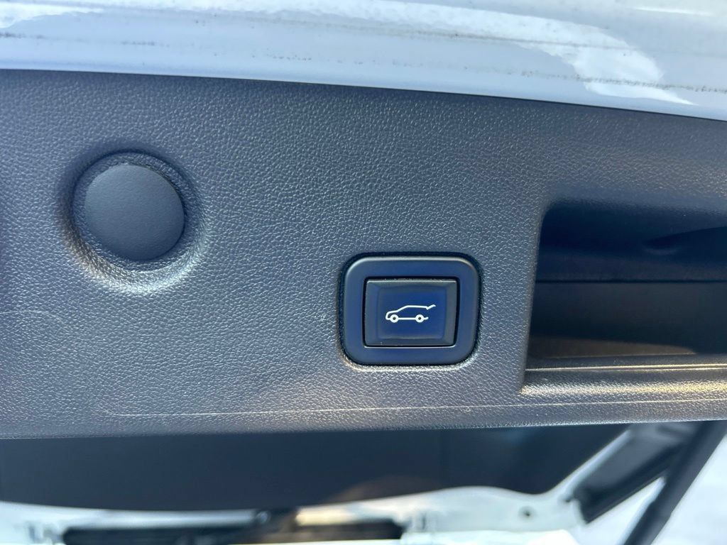 Used 2020 Chevrolet Equinox LT FWD image 17
