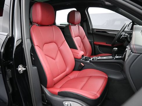 Certified 2026 Porsche Macan AWD/4WD image 31