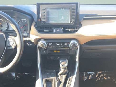 Used 2019 Toyota RAV4 XLE Premium FWD image 15