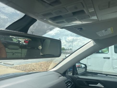 Used 2018 Volkswagen Tiguan SE w/ Panoramic Sunroof Package FWD image 22
