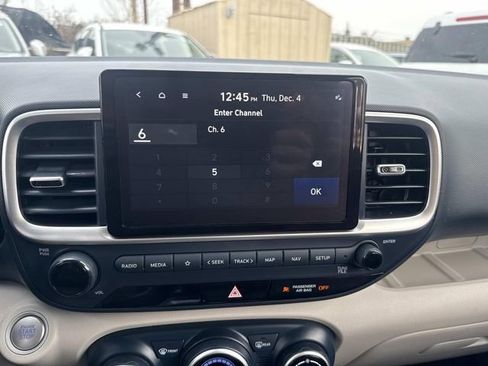 Used 2023 Hyundai Venue Limited image 20