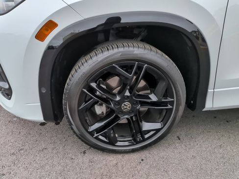 Used 2025 Volkswagen Tiguan SE R-Line image 9