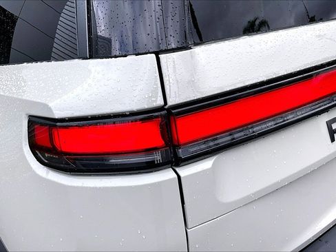 Used 2025 Rivian R1S Premium image 30