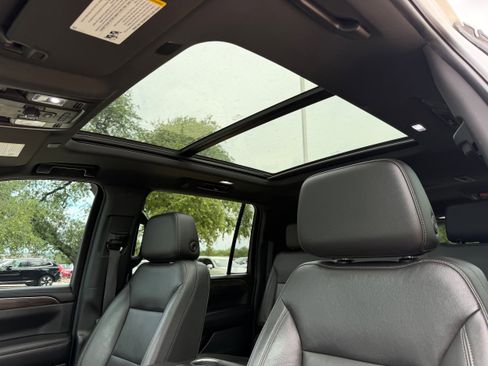 Used 2021 Chevrolet Suburban LT w/ LT Signature Package RWD image 24