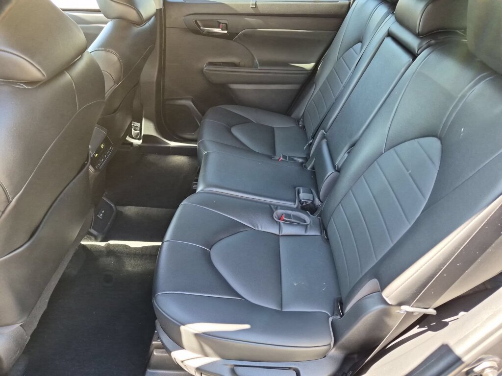 Certified 2022 Toyota Highlander XLE AWD/4WD image 15