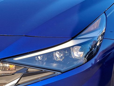 Certified 2023 Hyundai Elantra Limited w/ Preferred Accessory Package image 9