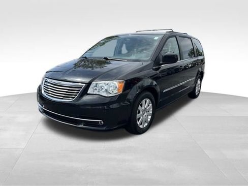 Used 2016 Chrysler Town & Country Touring FWD image 3