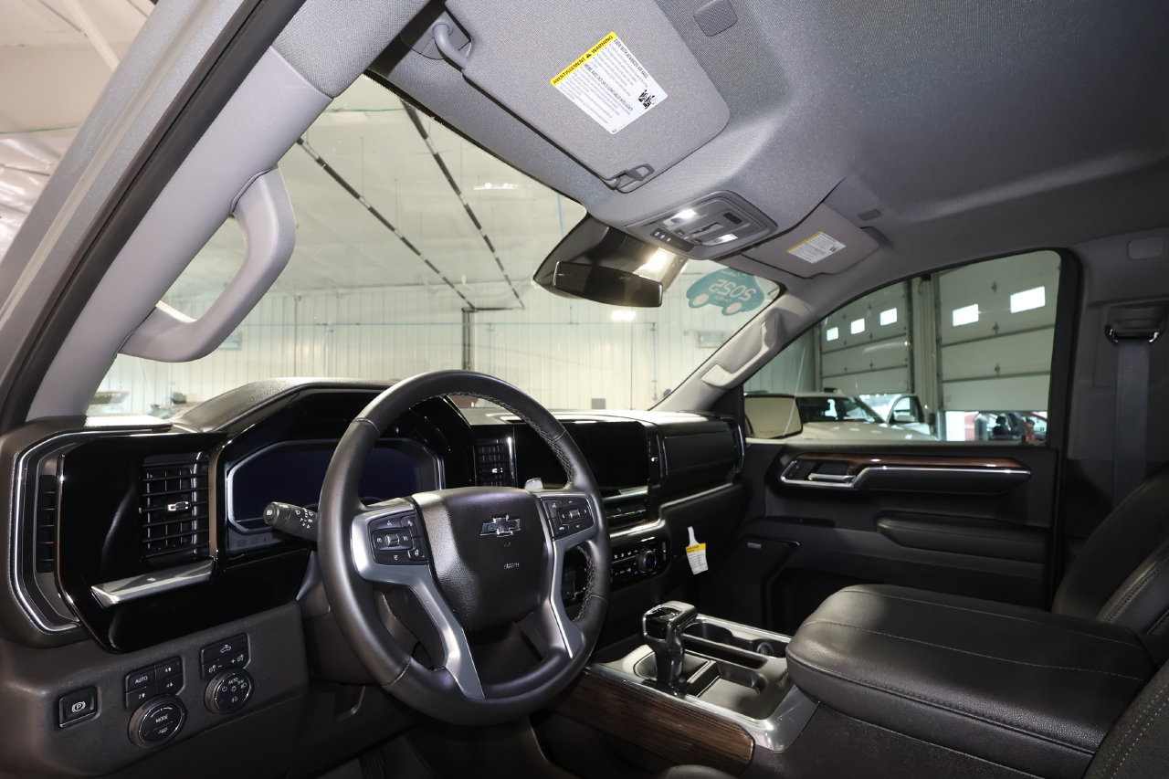 Used 2025 Chevrolet Silverado 1500 LT Trail Boss w/ Convenience Package II AWD/4WD image 9