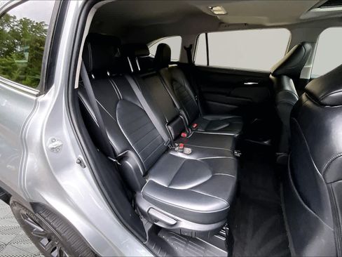 Used 2022 Toyota Highlander XLE FWD image 20