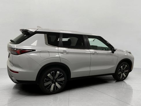 New 2025 Mitsubishi Outlander SE image 2