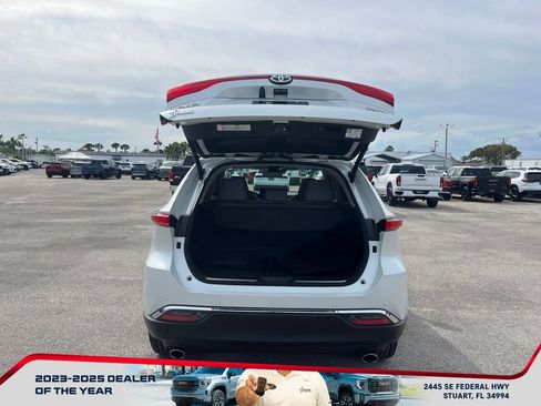 Used 2023 Toyota Venza Limited image 19