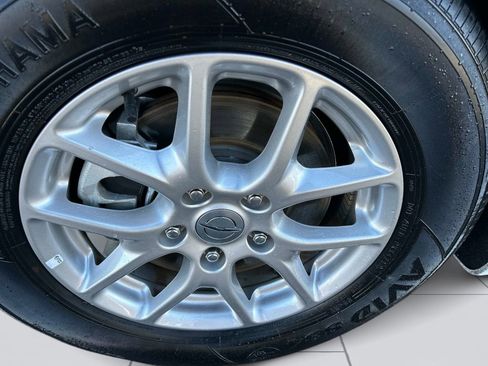 Used 2024 Chrysler Pacifica Touring-L image 9