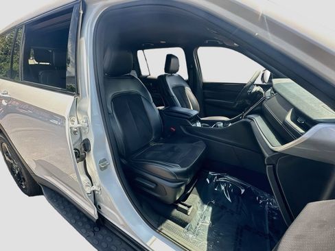 Used 2023 Jeep Grand Cherokee L Laredo RWD image 28