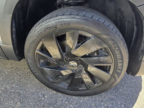 Used 2024 Volkswagen Taos SE w/ Panoramic Sunroof Package AWD/4WD image 10