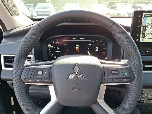 New 2025 Mitsubishi Outlander SE image 15