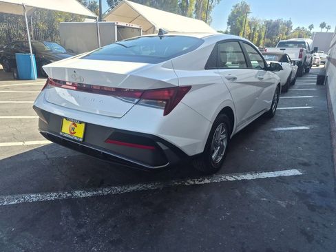 Used 2025 Hyundai Elantra SE w/ Cargo Package image 6