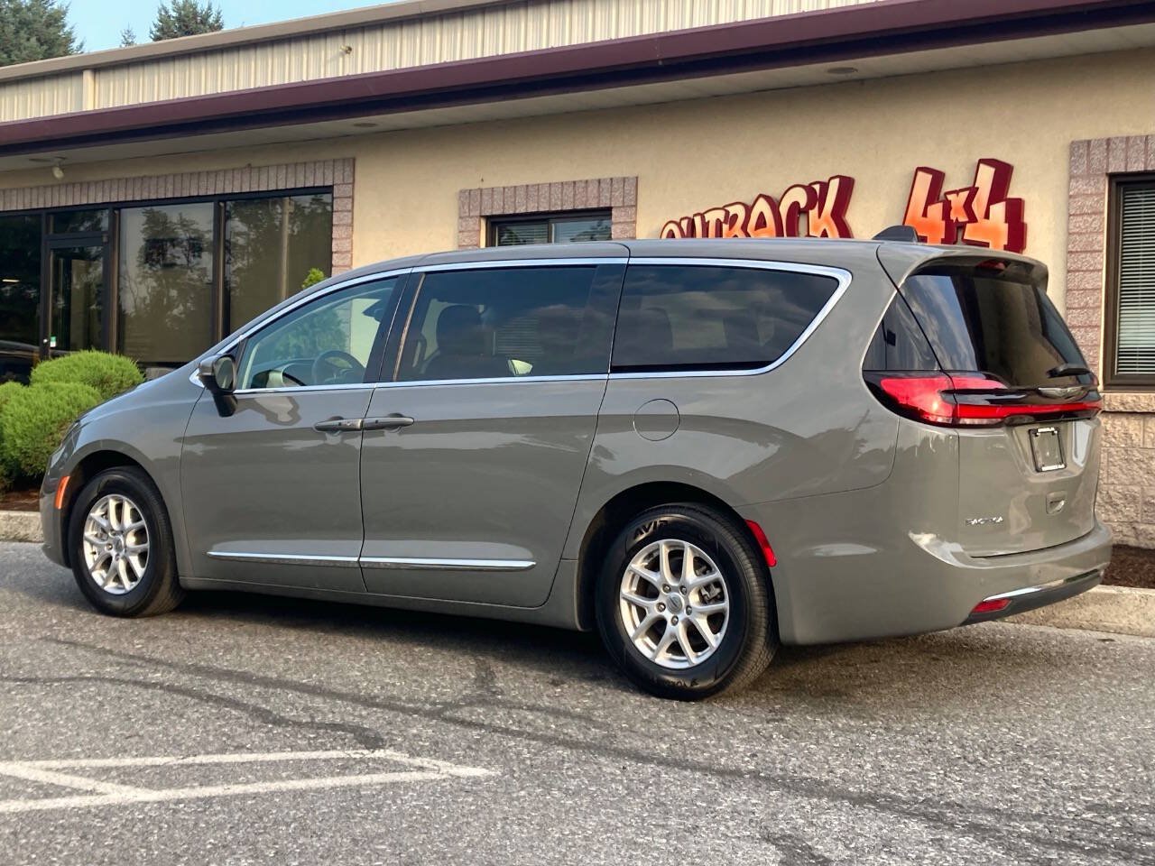 Used 2023 Chrysler Pacifica Touring-L FWD image 5