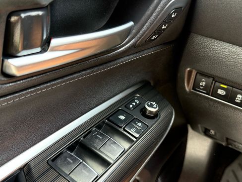 Used 2021 Toyota Venza XLE image 20