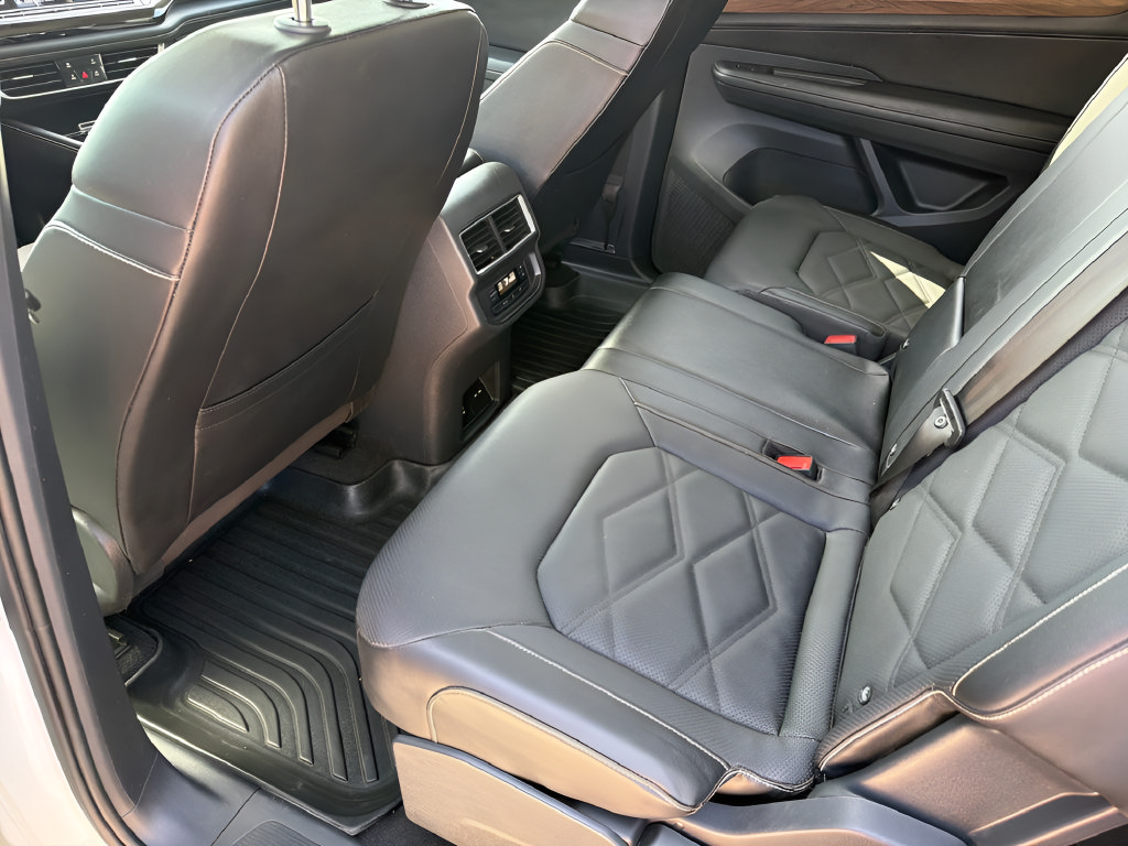 Used 2024 Volkswagen Atlas SE w/ Panoramic Sunroof Package FWD image 38